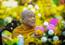 Mười muôn ức dặm không rời nửa bước